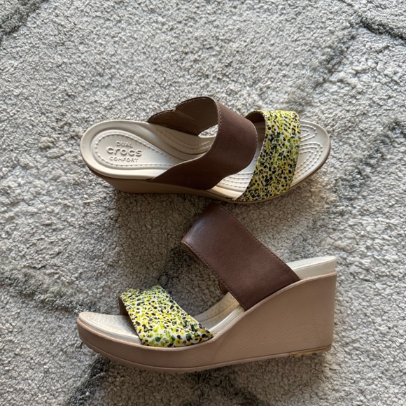 Crocs Leigh II 2 Strap Graphic Wedge Sandal brown taupe green slip on 8 - Picture 2 of 12